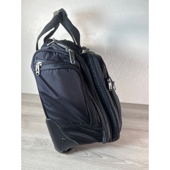 TravelPro Crew 5 Rolling Tote Wheeled Carry On Weekender 16" Telescoping Handle - Picture 4 of 9